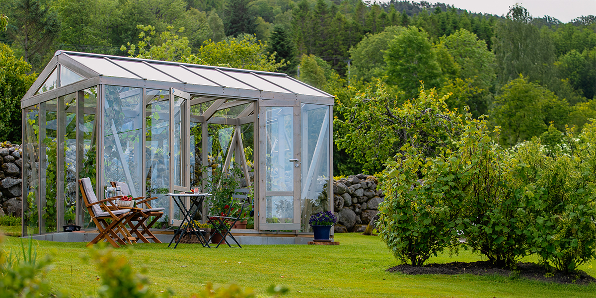 Växthus Linnea i trä från Byggmax Trädgårdsbyggnader.